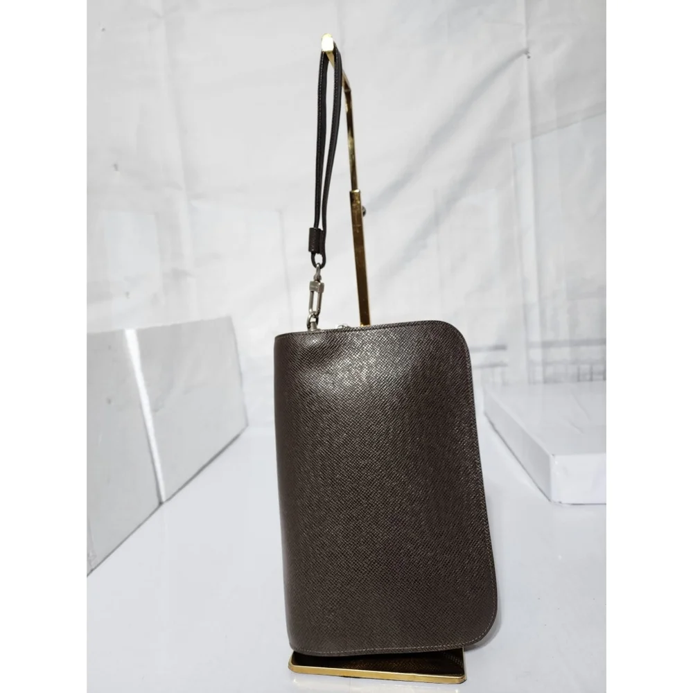 Louis Vuitton Moca Taiga Leather Baikal Men Wristlet Brown